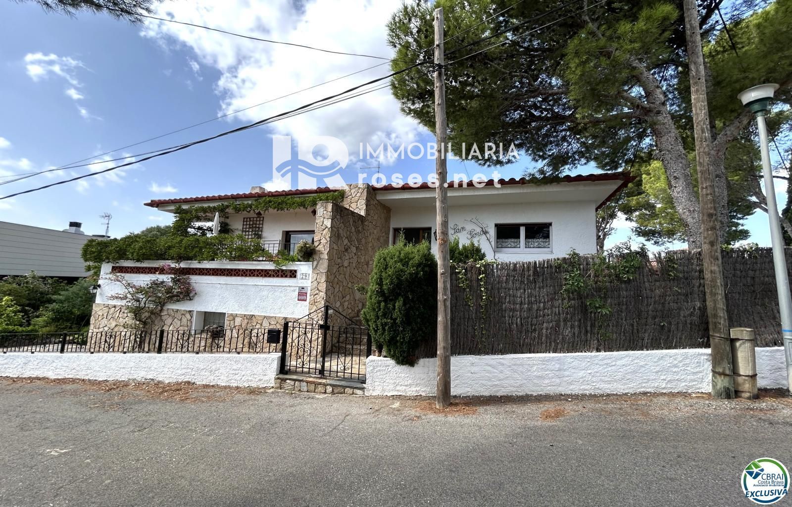 Casa en Llançà con licencia turística, vistas al mar y a pocos metros de la playa.