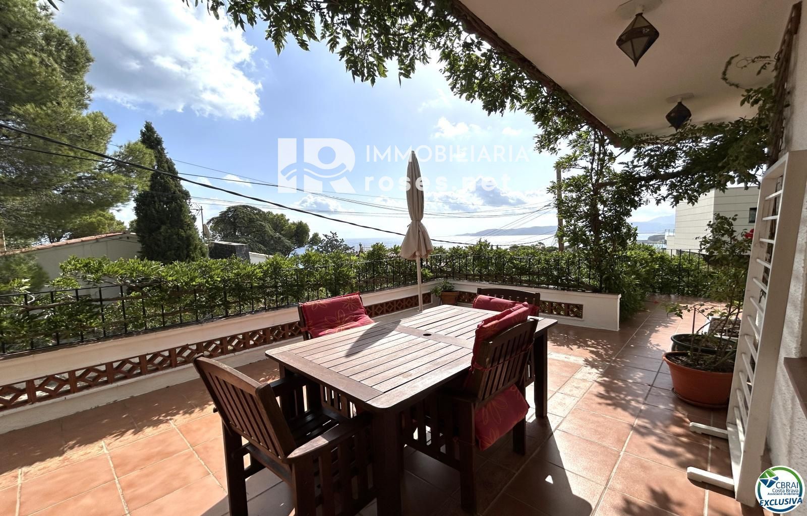 Casa en Llançà con licencia turística, vistas al mar y a pocos metros de la playa.