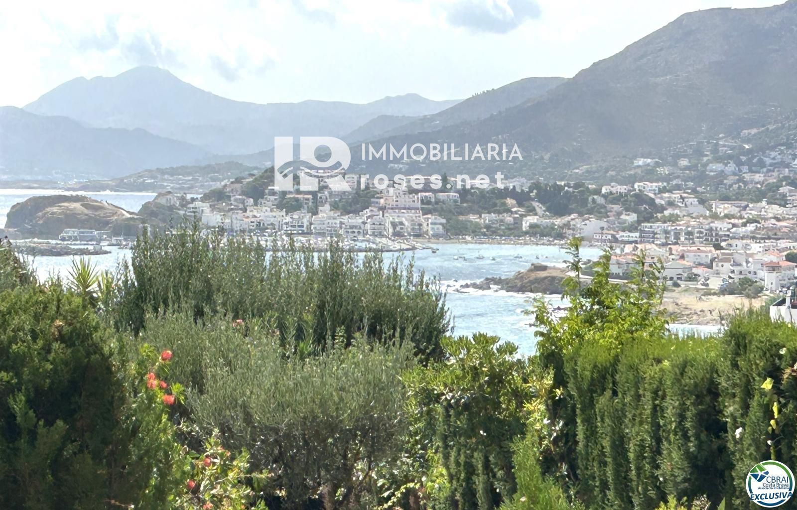 Casa en Llançà con licencia turística, vistas al mar y a pocos metros de la playa.