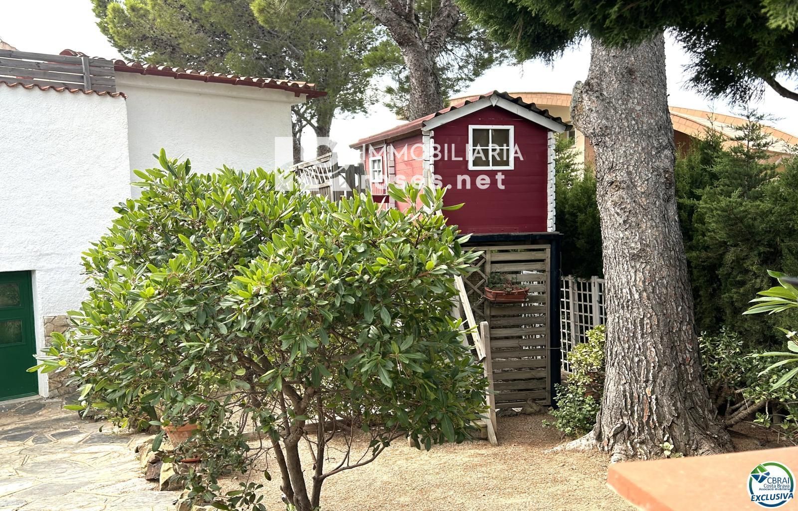 Casa en Llançà con licencia turística, vistas al mar y a pocos metros de la playa.