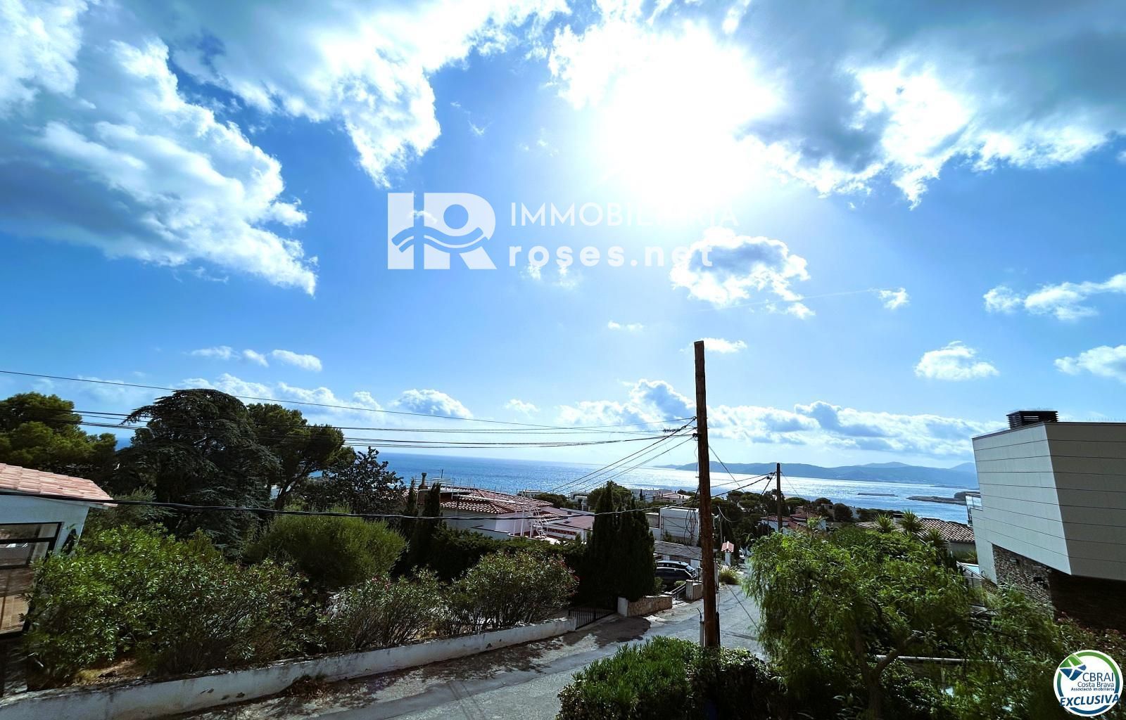 Casa en Llançà con licencia turística, vistas al mar y a pocos metros de la playa.