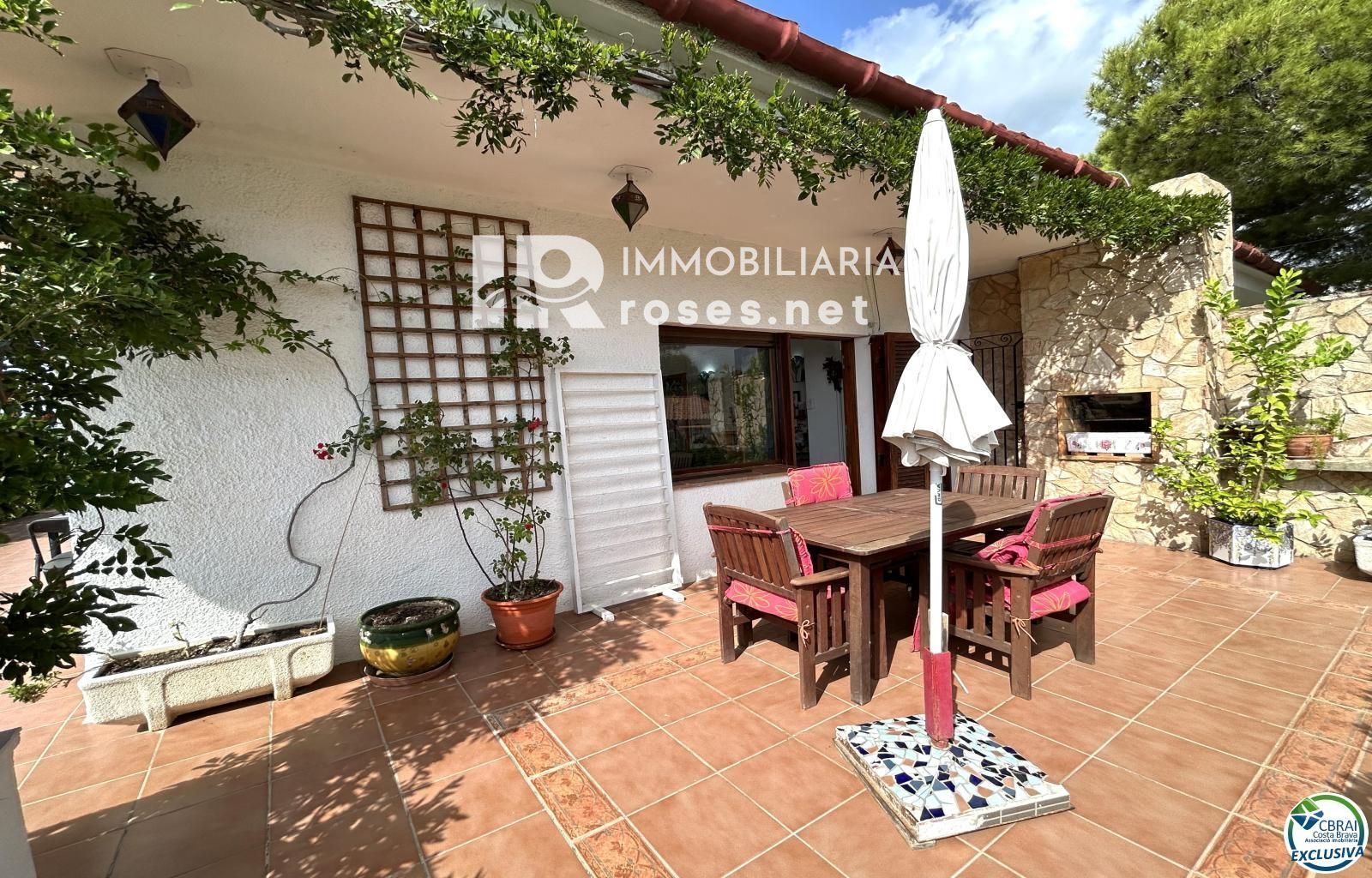 Casa en Llançà con licencia turística, vistas al mar y a pocos metros de la playa.