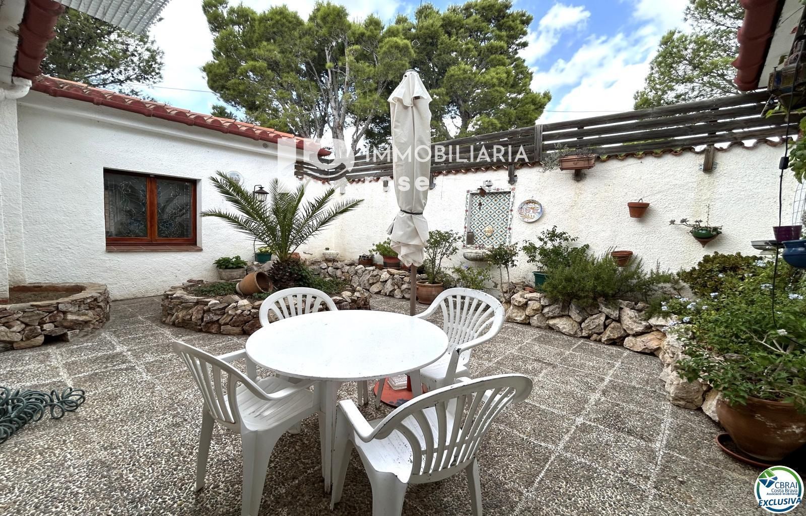 Casa en Llançà con licencia turística, vistas al mar y a pocos metros de la playa.