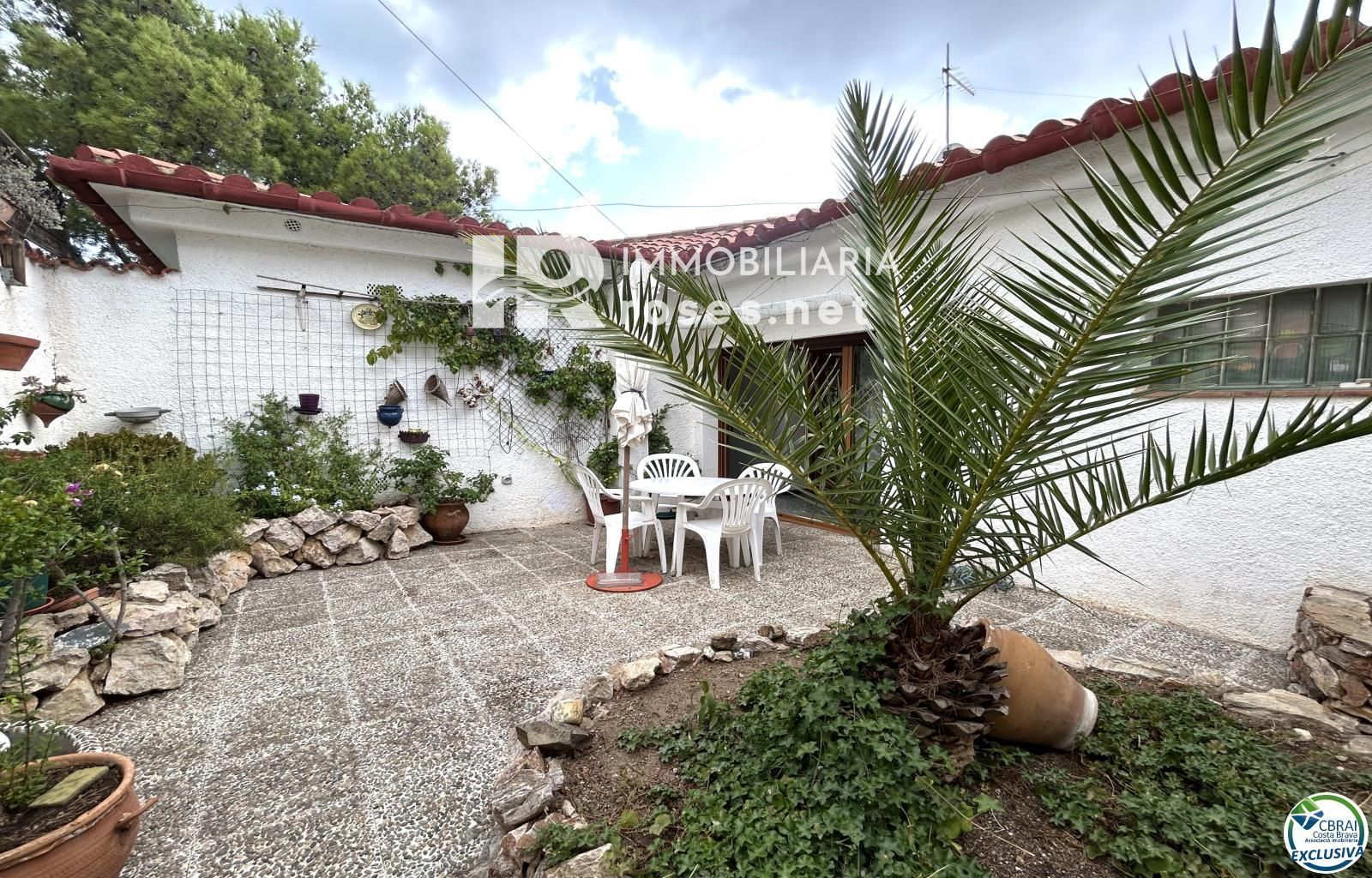 Casa en Llançà con licencia turística, vistas al mar y a pocos metros de la playa.