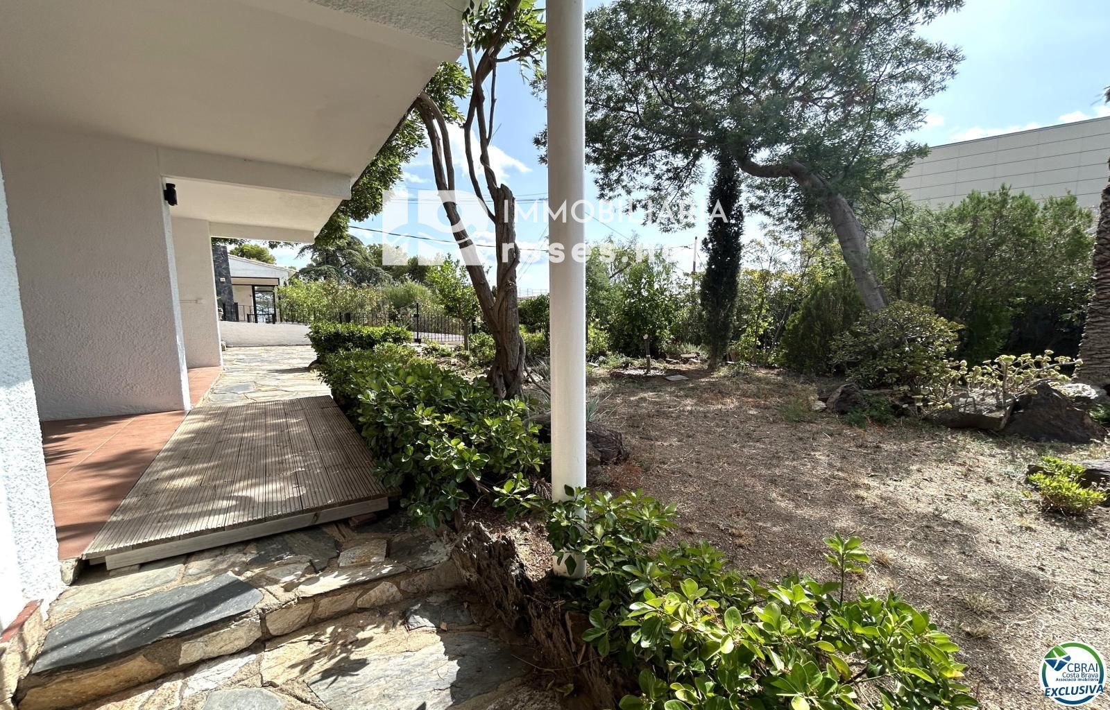 Casa en Llançà con licencia turística, vistas al mar y a pocos metros de la playa.