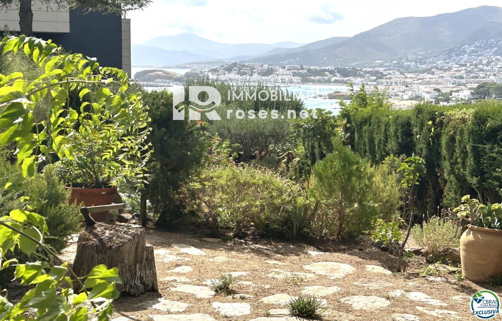 Casa en Llançà con licencia turística, vistas al mar y a pocos metros de la playa.