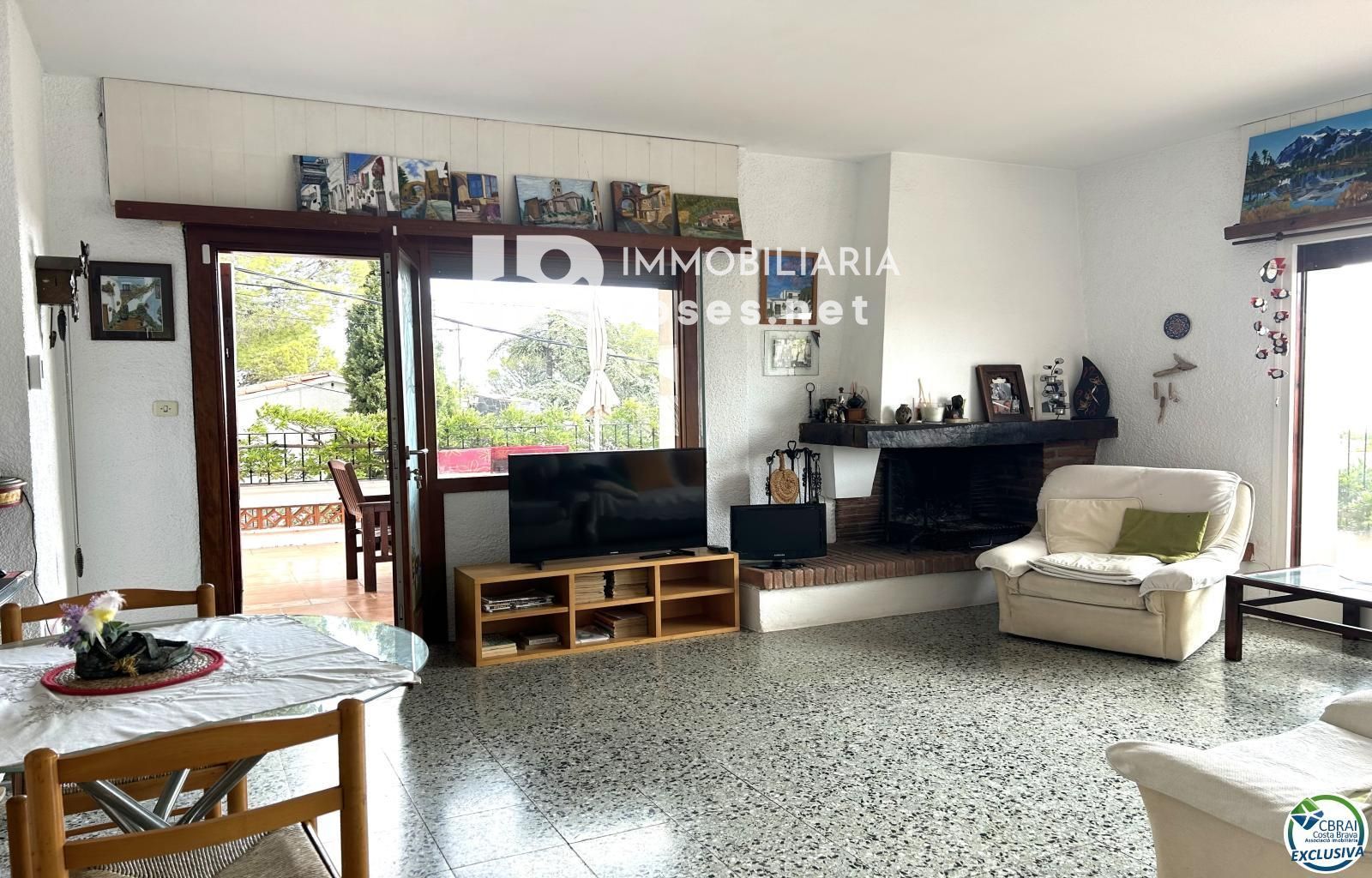 Casa en Llançà con licencia turística, vistas al mar y a pocos metros de la playa.