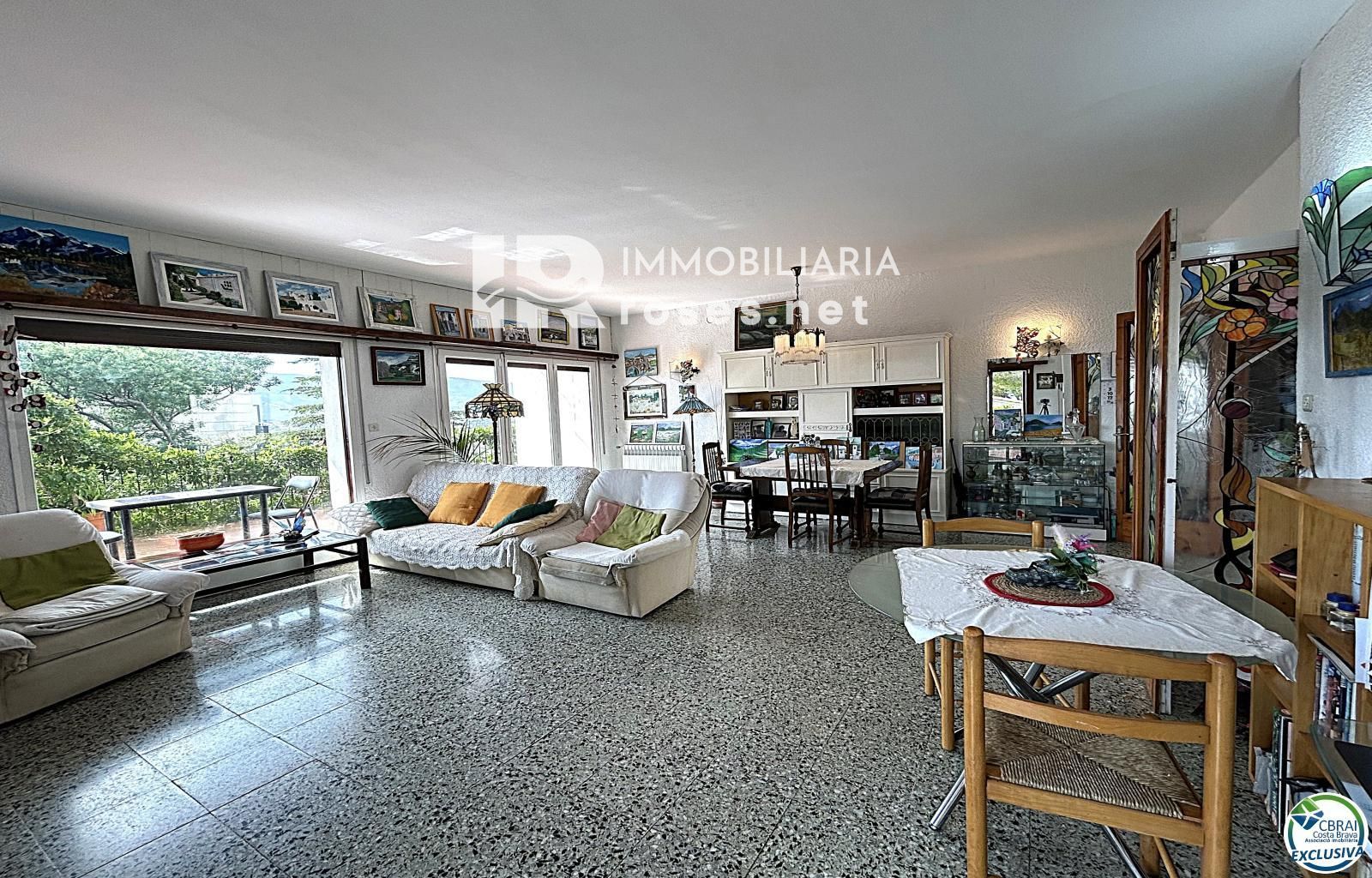 Casa en Llançà con licencia turística, vistas al mar y a pocos metros de la playa.