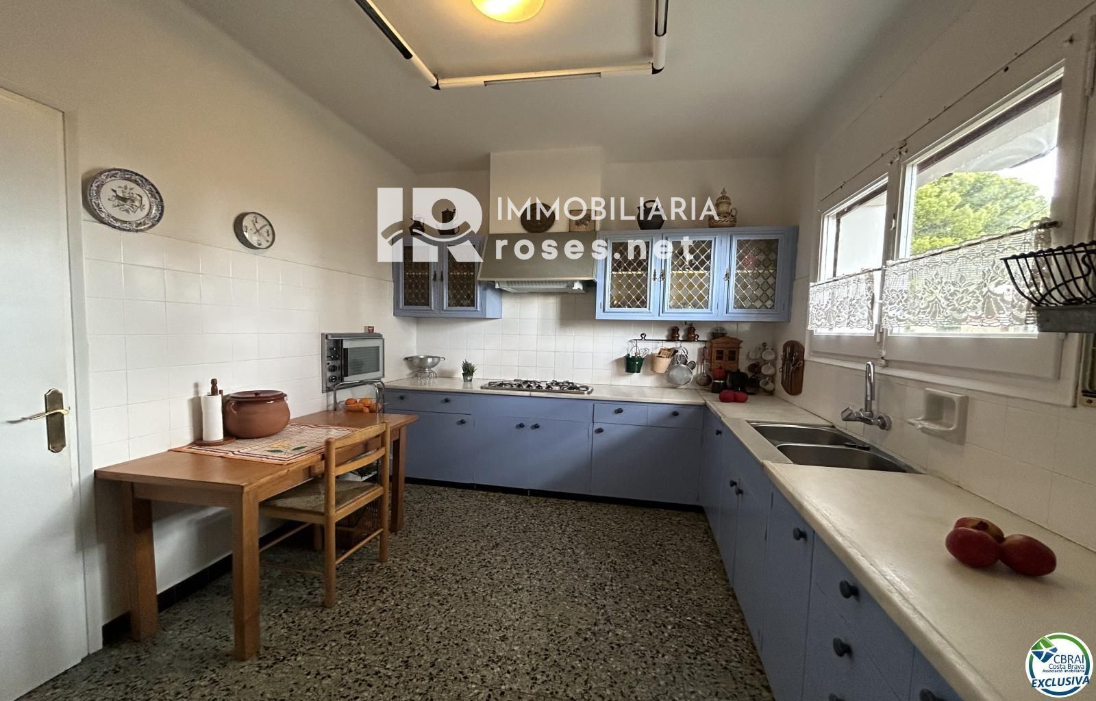 Casa en Llançà con licencia turística, vistas al mar y a pocos metros de la playa.