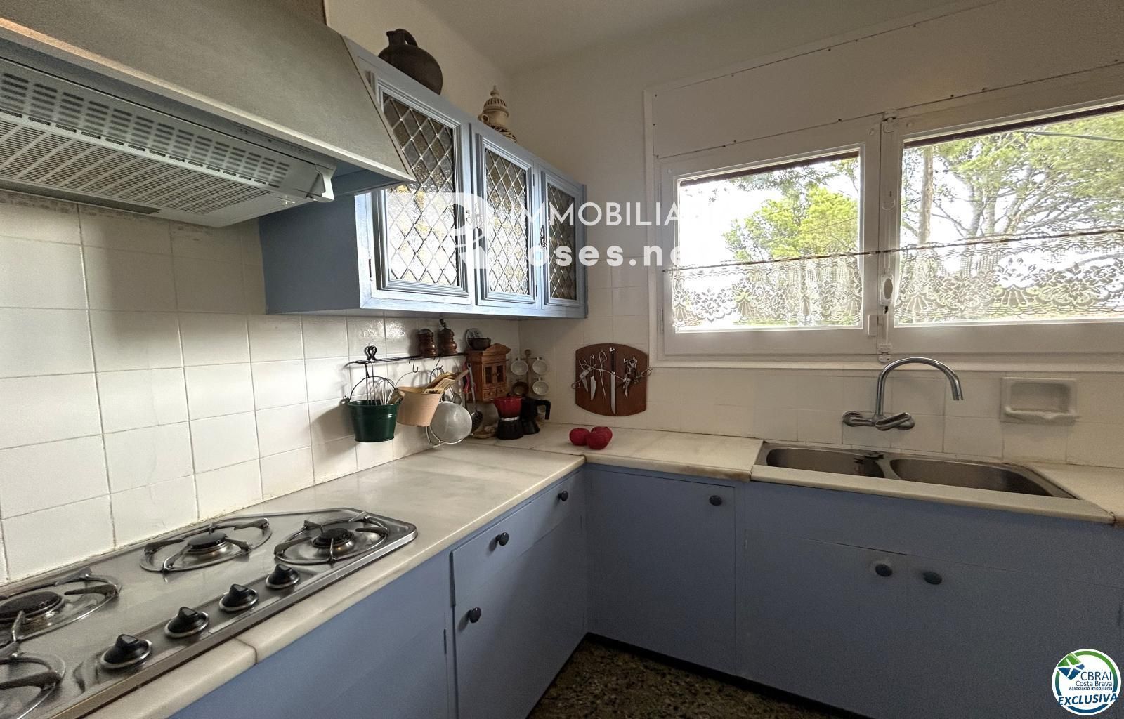 Casa en Llançà con licencia turística, vistas al mar y a pocos metros de la playa.
