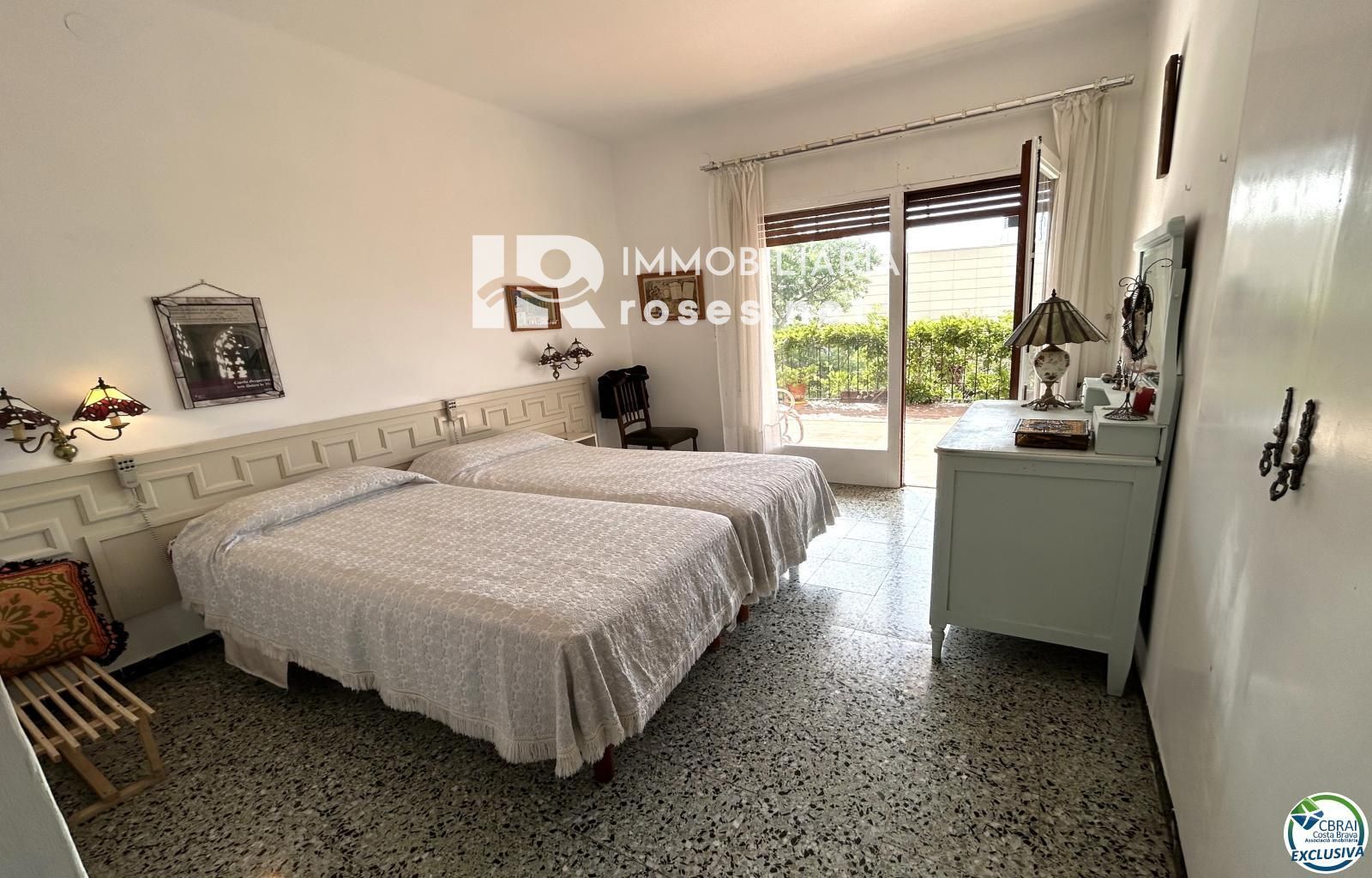 Casa en Llançà con licencia turística, vistas al mar y a pocos metros de la playa.
