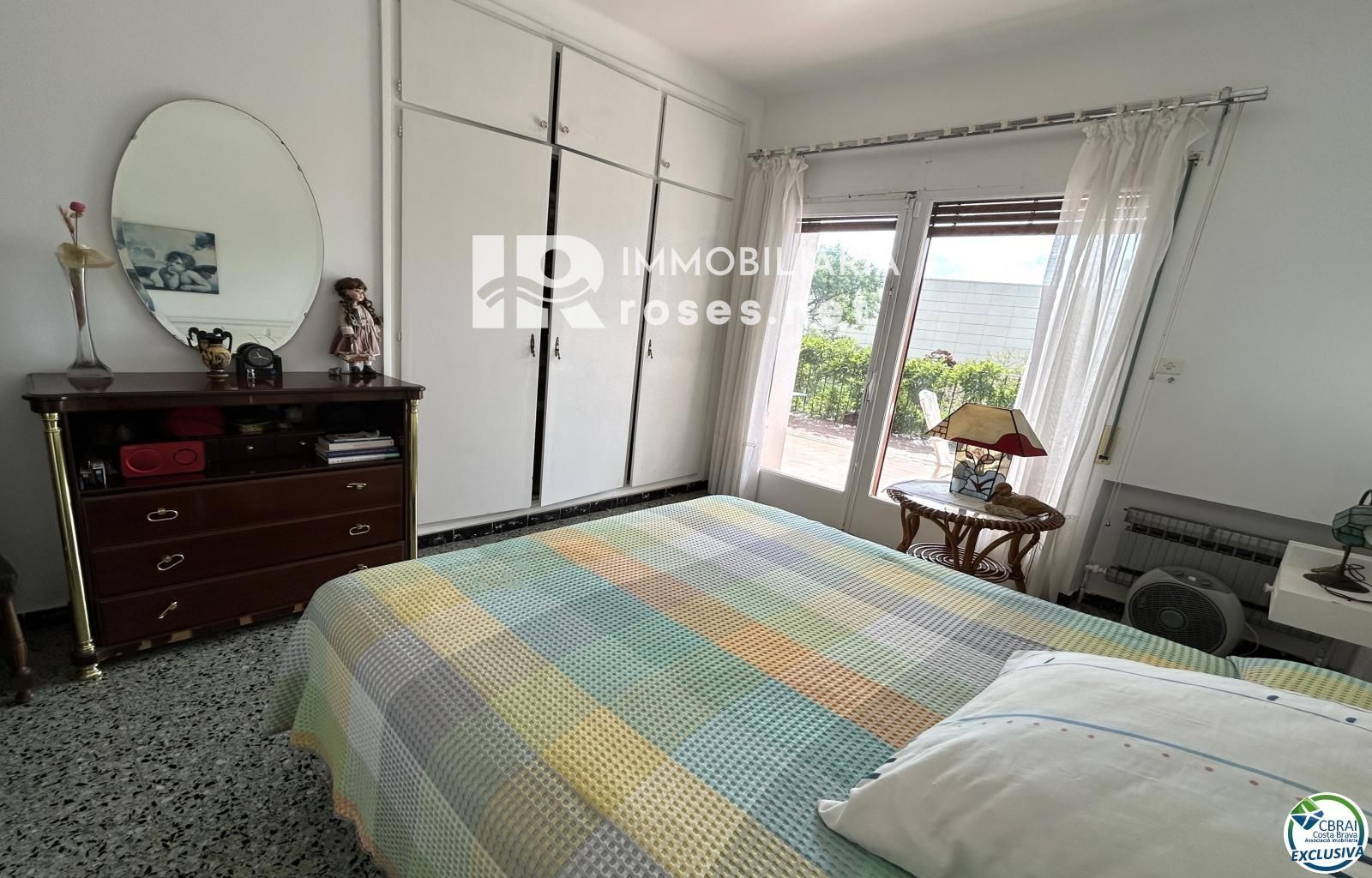 Casa en Llançà con licencia turística, vistas al mar y a pocos metros de la playa.