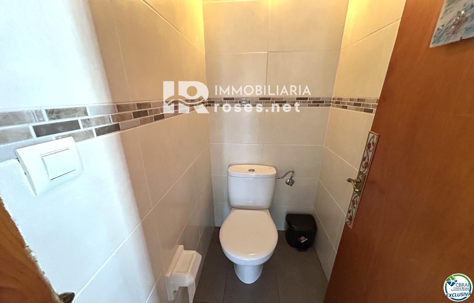 Casa en Llançà con licencia turística, vistas al mar y a pocos metros de la playa.
