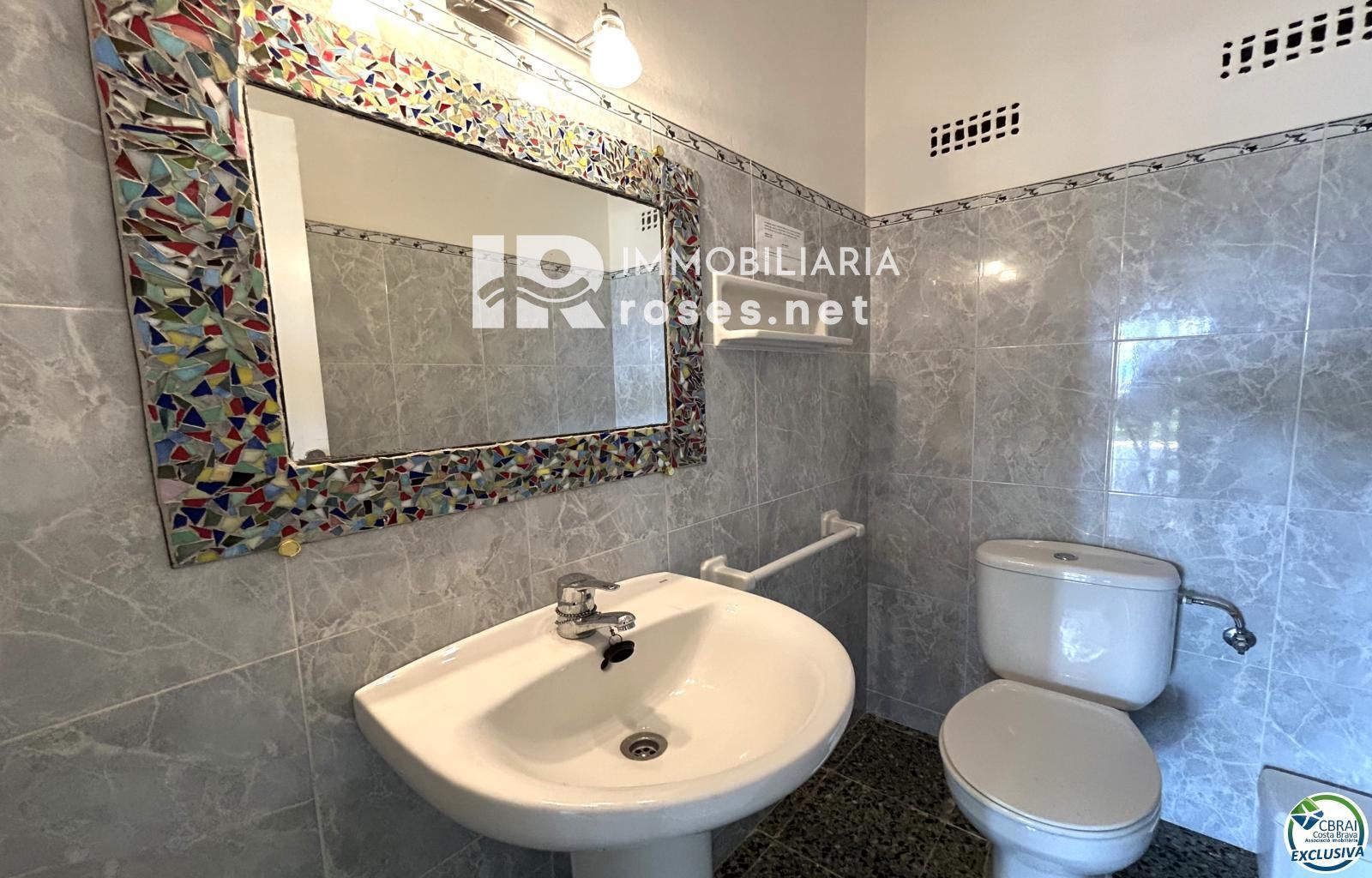 Casa en Llançà con licencia turística, vistas al mar y a pocos metros de la playa.