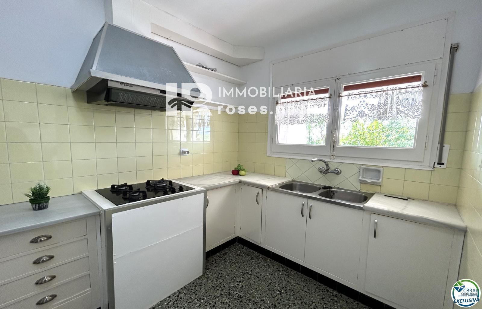 Casa en Llançà con licencia turística, vistas al mar y a pocos metros de la playa.