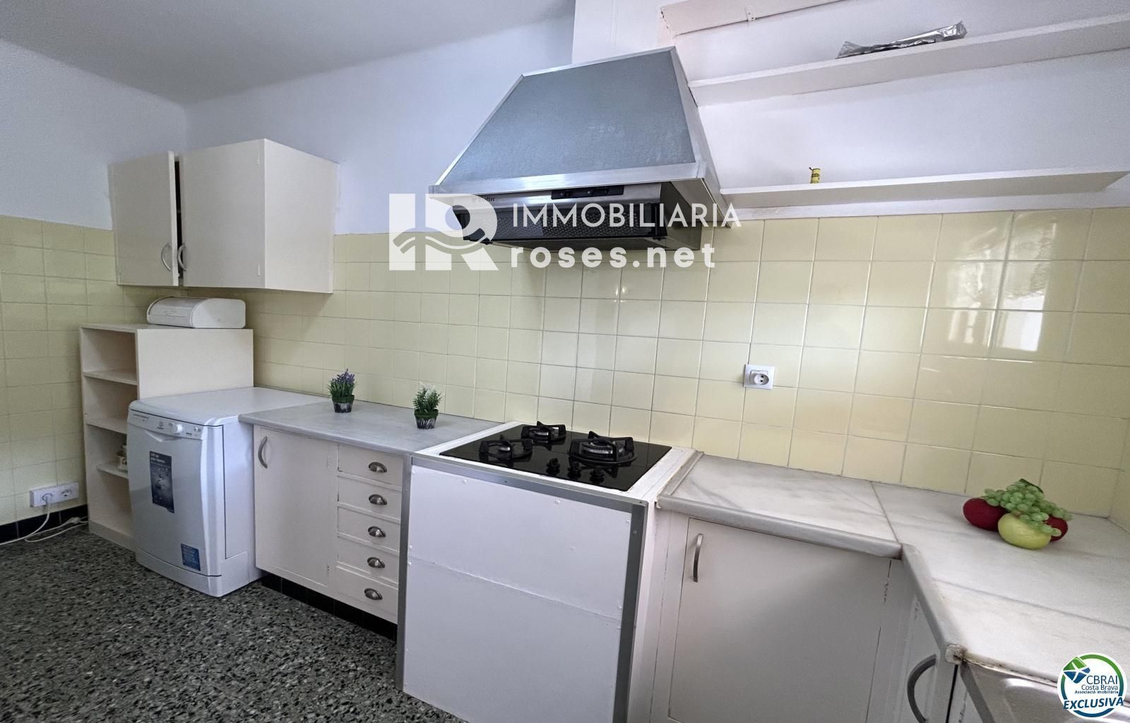 Casa en Llançà con licencia turística, vistas al mar y a pocos metros de la playa.