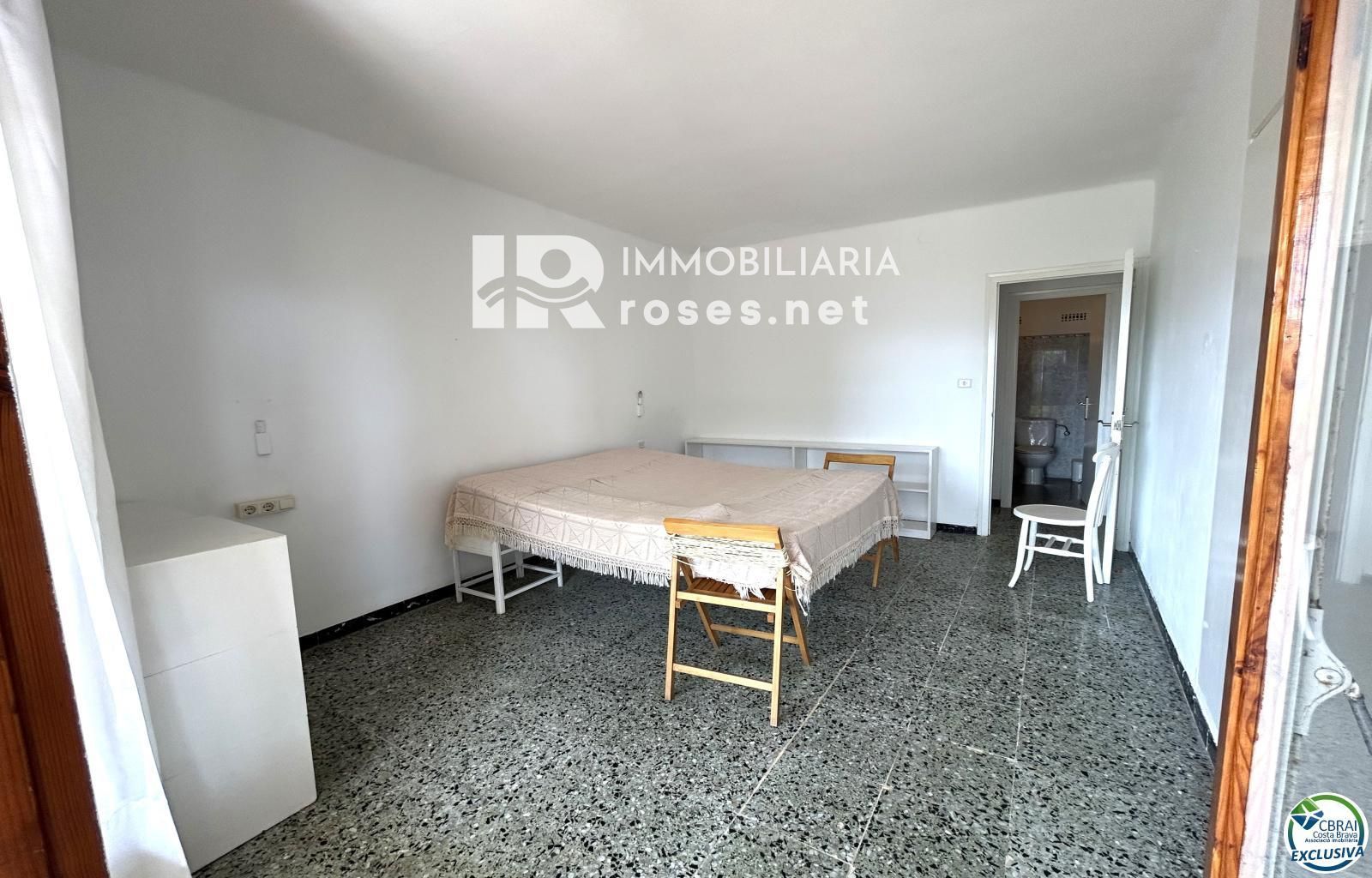 Casa en Llançà con licencia turística, vistas al mar y a pocos metros de la playa.
