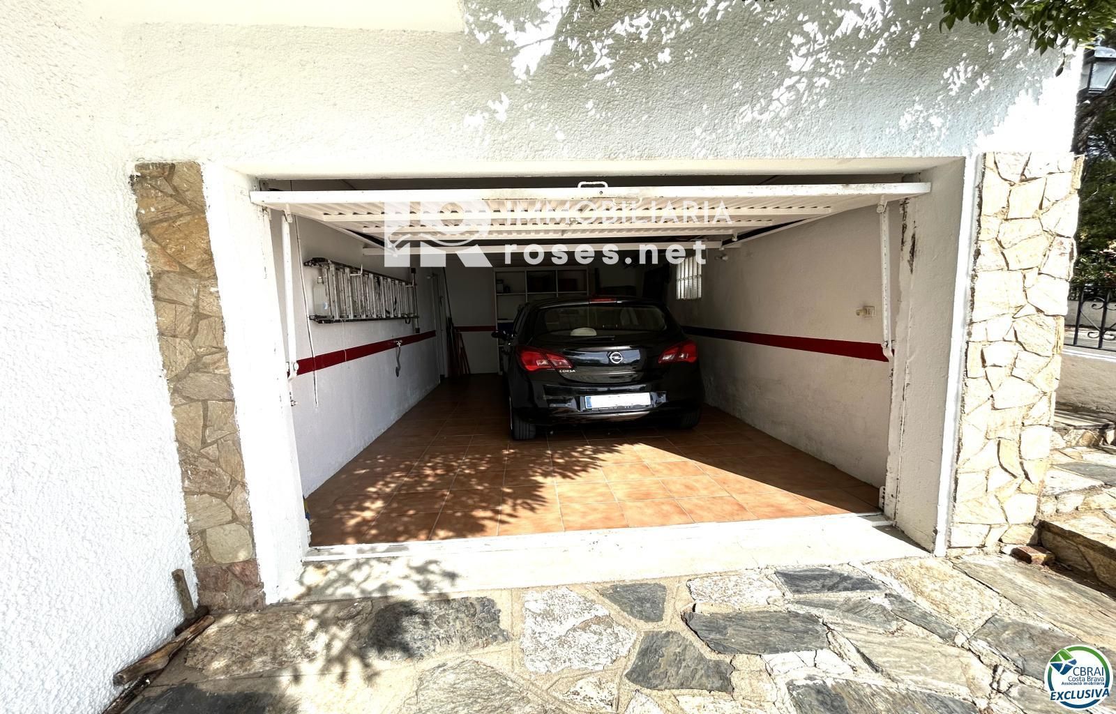 Casa en Llançà con licencia turística, vistas al mar y a pocos metros de la playa.