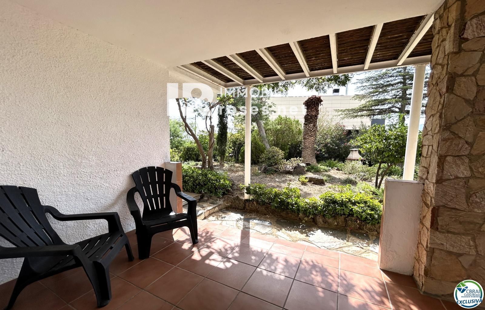 Casa en Llançà con licencia turística, vistas al mar y a pocos metros de la playa.