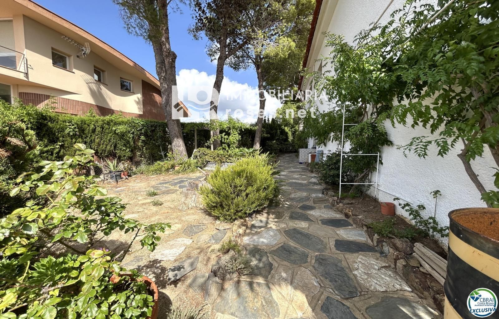 Casa en Llançà con licencia turística, vistas al mar y a pocos metros de la playa.