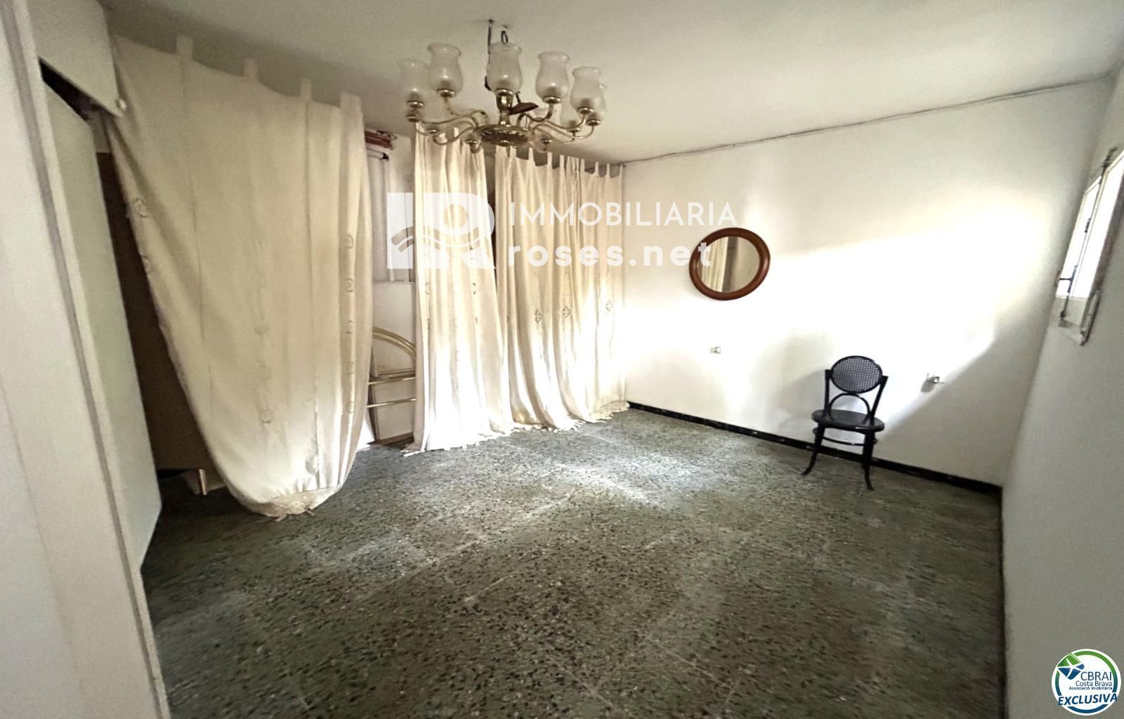 Casa en Llançà con licencia turística, vistas al mar y a pocos metros de la playa.