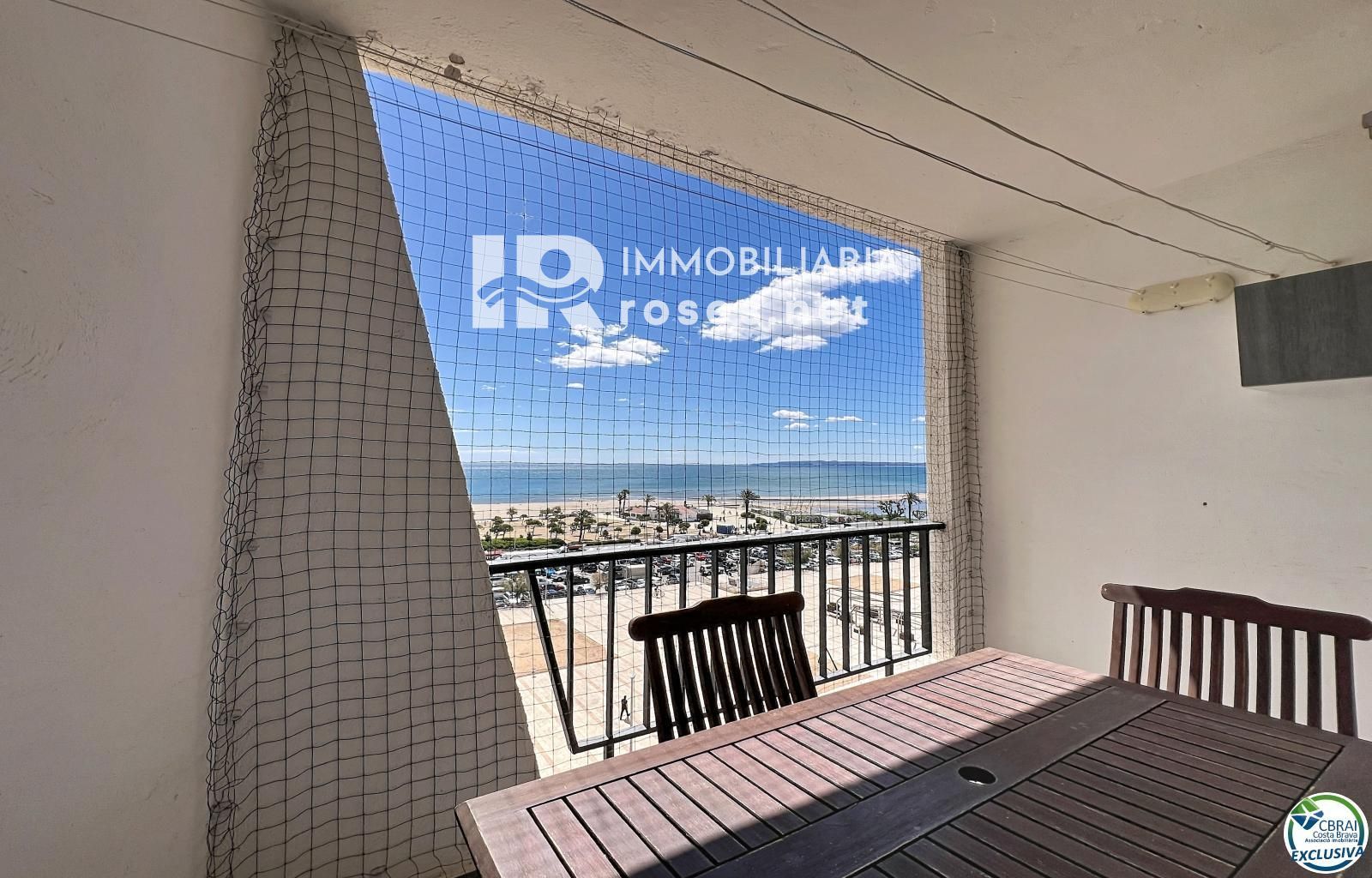 Apartamento reformado con vista al mar en primera línea de playa en Empuriabrava.