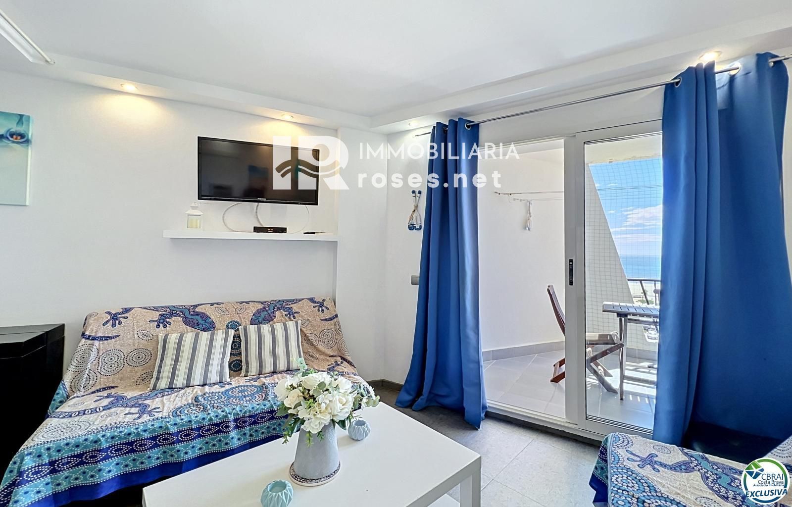 Apartamento reformado con vista al mar en primera línea de playa en Empuriabrava.