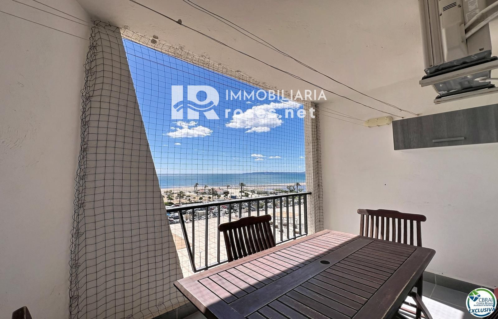 Apartamento reformado con vista al mar en primera línea de playa en Empuriabrava.