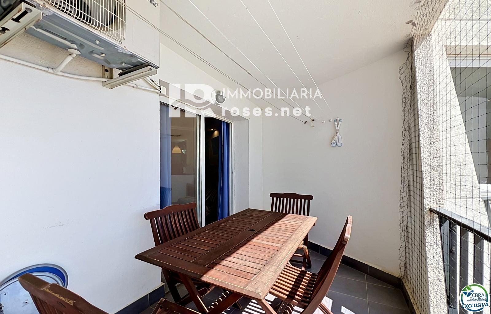 Apartamento reformado con vista al mar en primera línea de playa en Empuriabrava.