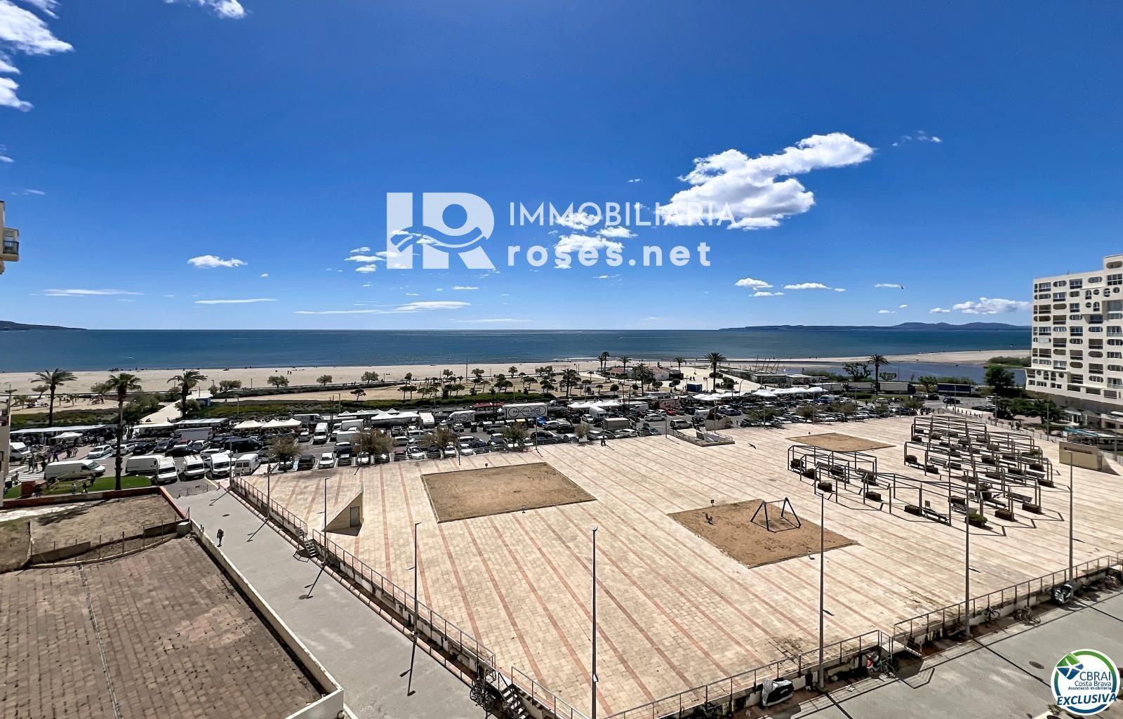 Apartamento reformado con vista al mar en primera línea de playa en Empuriabrava.