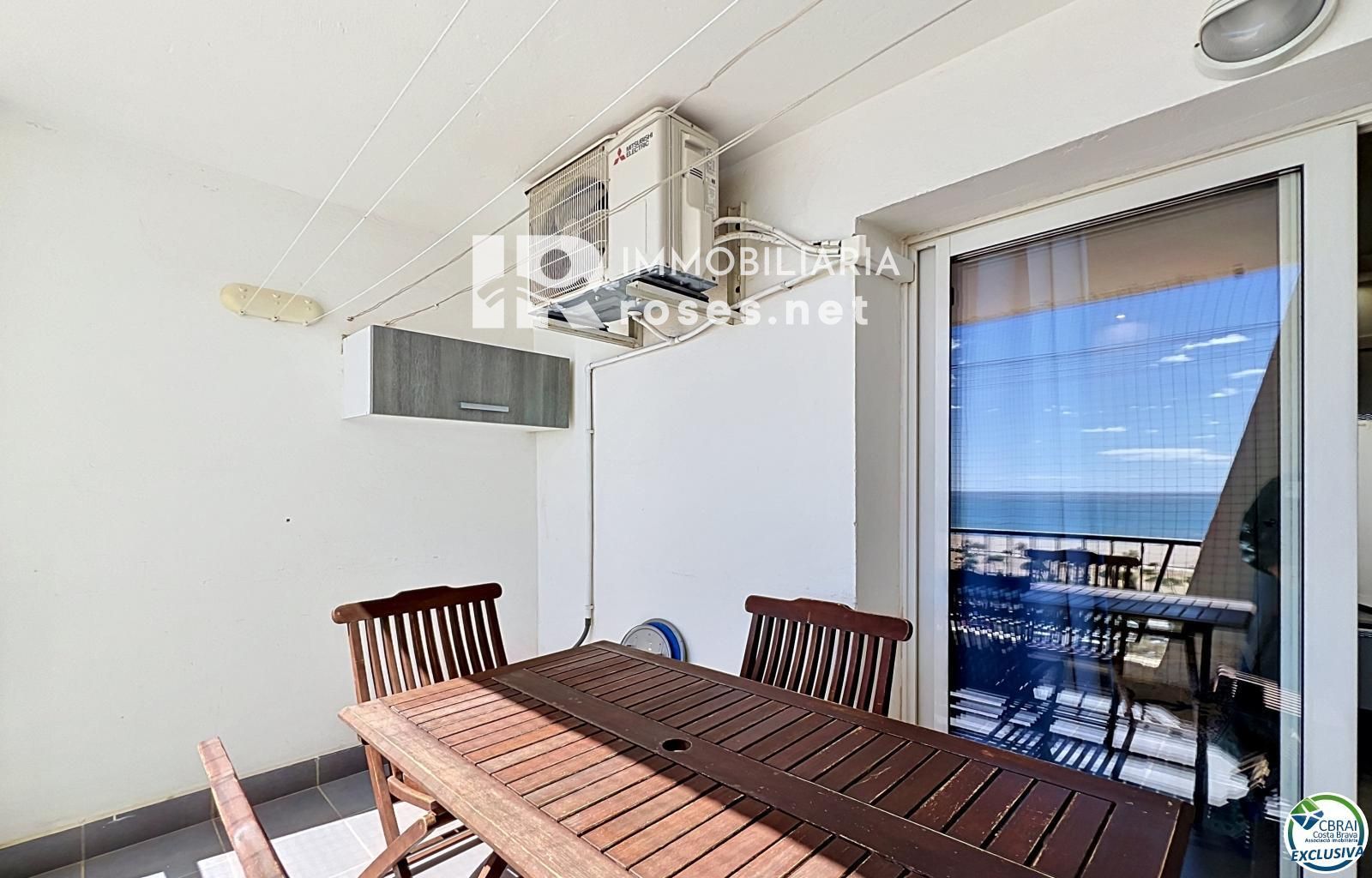 Apartamento reformado con vista al mar en primera línea de playa en Empuriabrava.