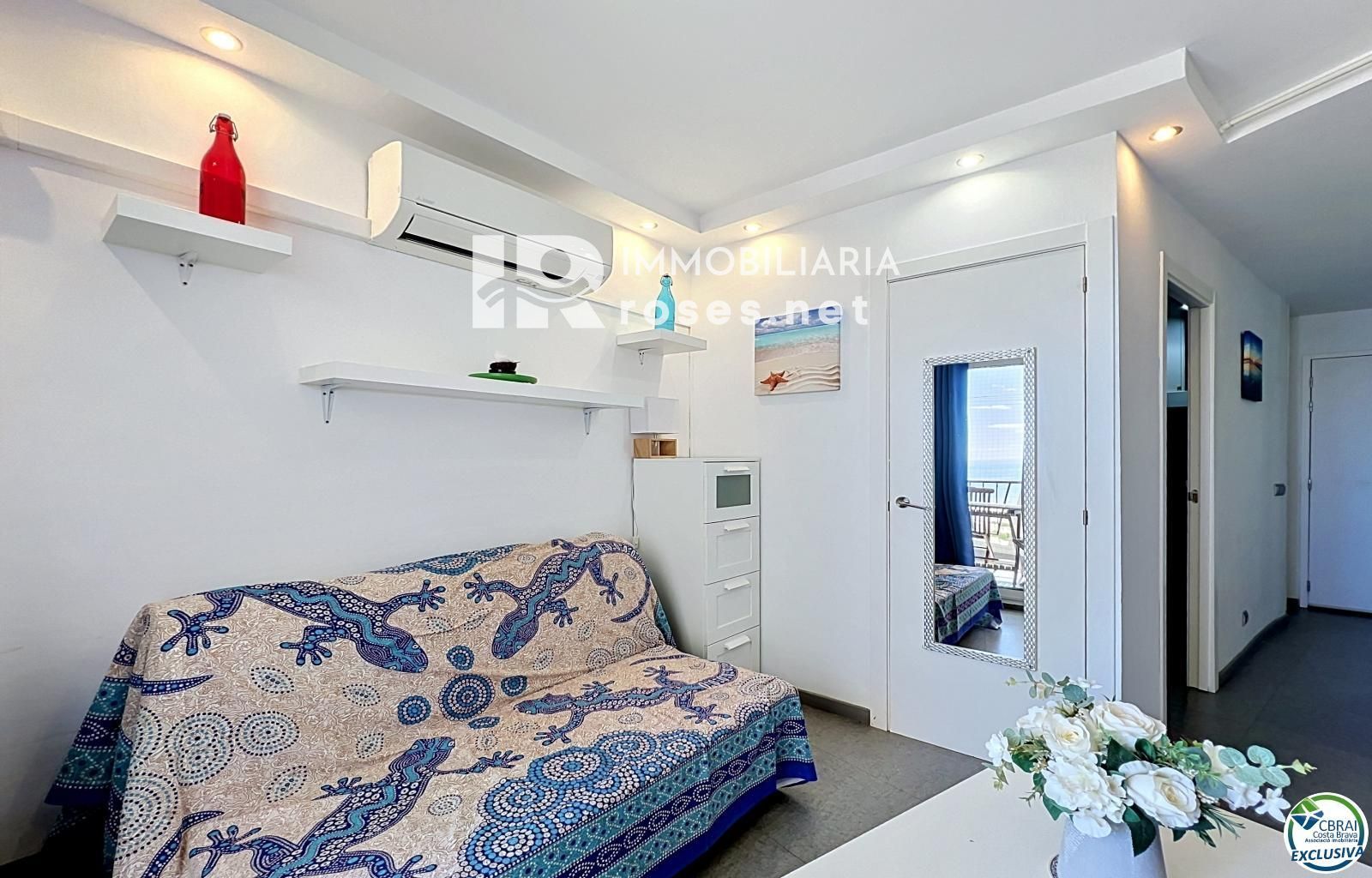 Apartamento reformado con vista al mar en primera línea de playa en Empuriabrava.