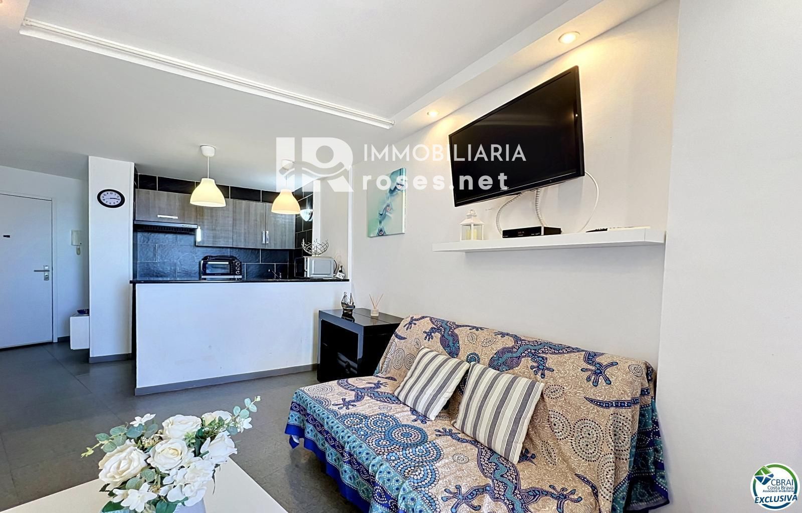 Apartamento reformado con vista al mar en primera línea de playa en Empuriabrava.