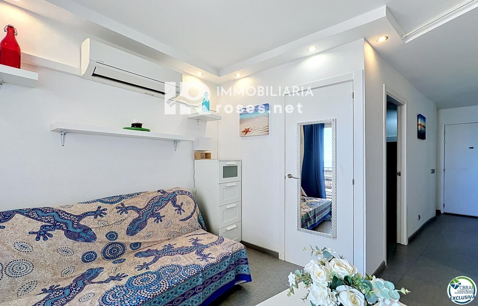 Apartamento reformado con vista al mar en primera línea de playa en Empuriabrava.