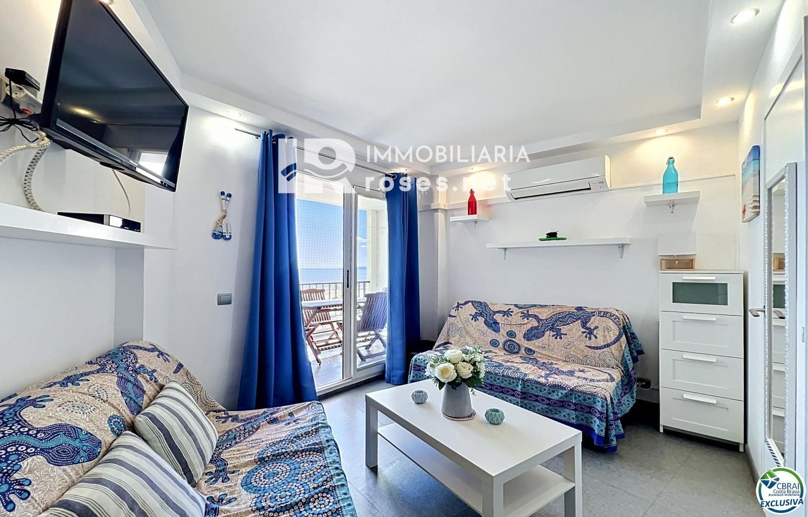 Apartamento reformado con vista al mar en primera línea de playa en Empuriabrava.