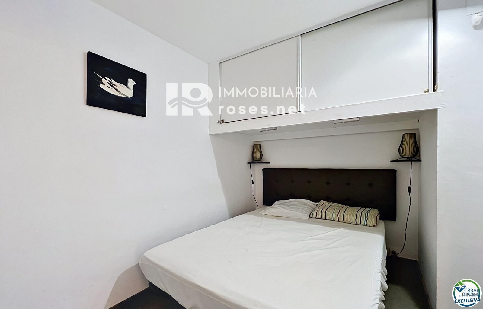 Apartamento reformado con vista al mar en primera línea de playa en Empuriabrava.