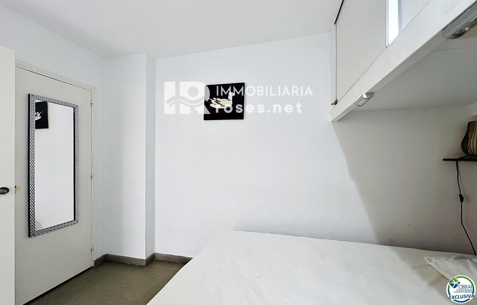 Apartamento reformado con vista al mar en primera línea de playa en Empuriabrava.