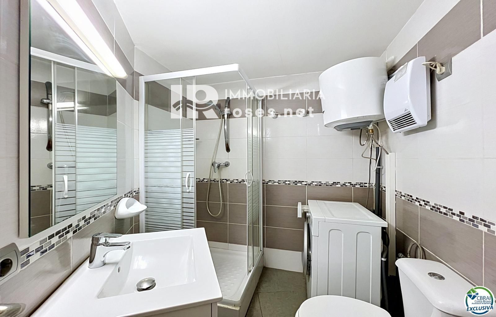 Apartamento reformado con vista al mar en primera línea de playa en Empuriabrava.