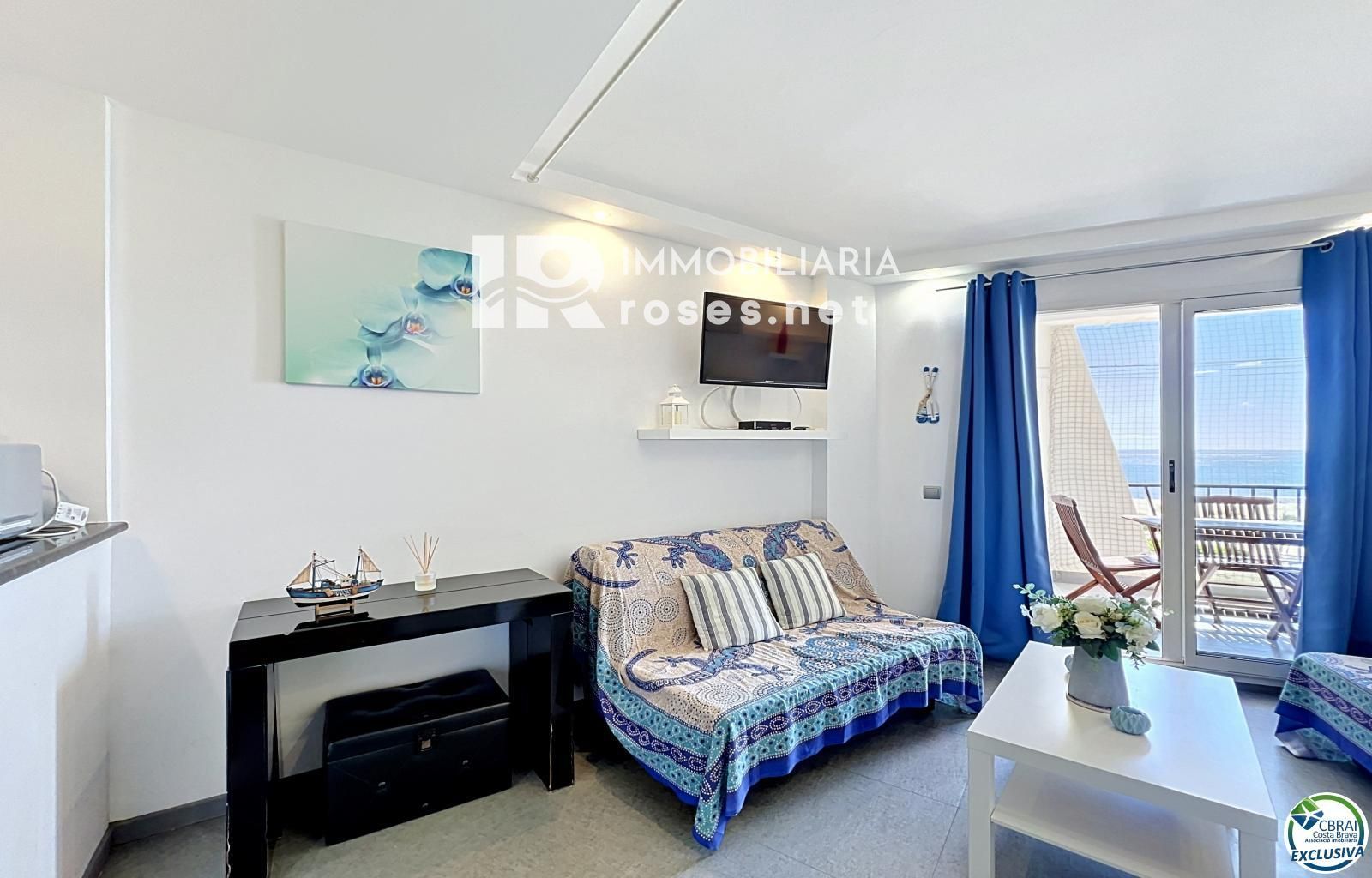 Apartamento reformado con vista al mar en primera línea de playa en Empuriabrava.