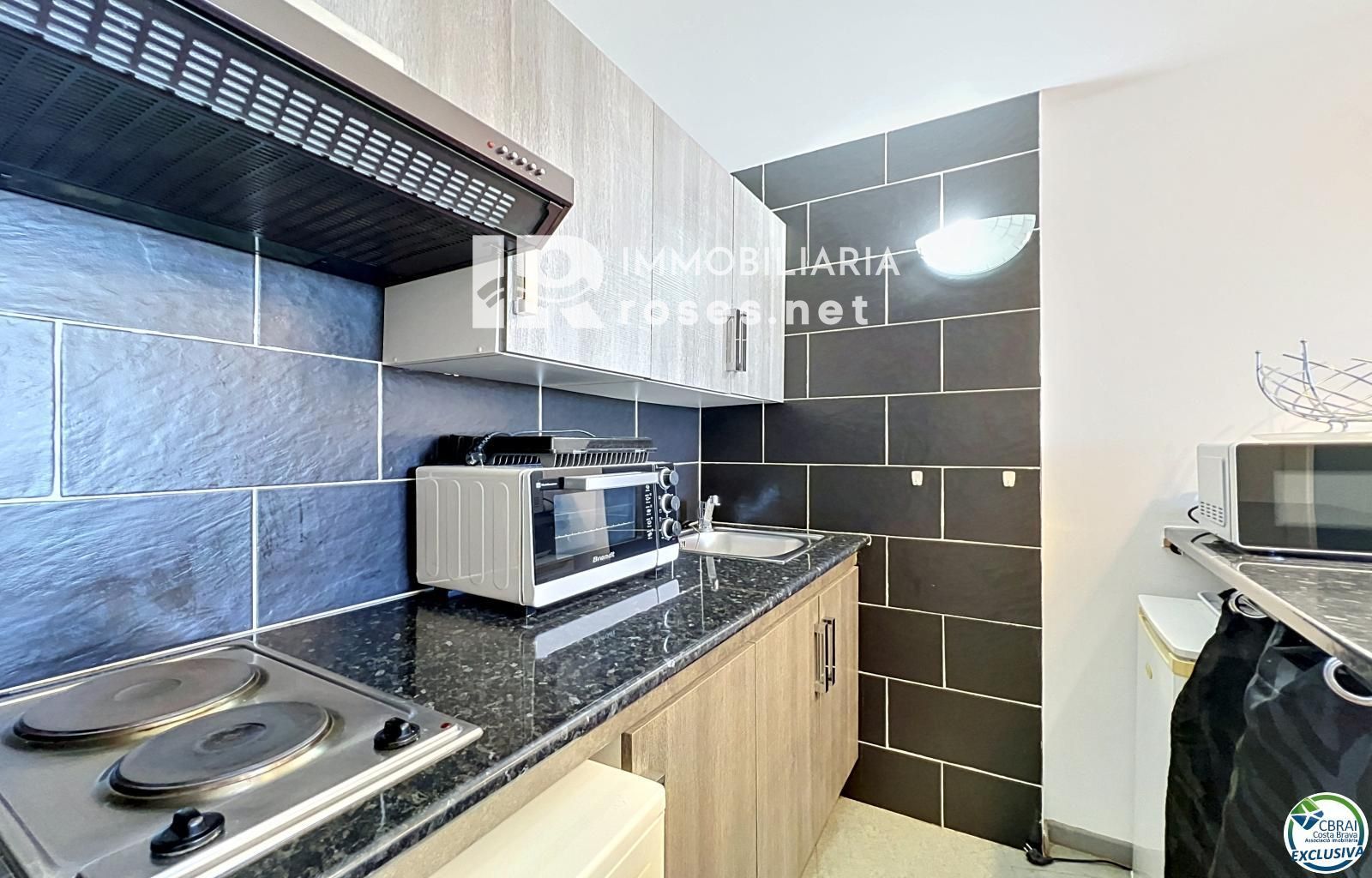 Apartamento reformado con vista al mar en primera línea de playa en Empuriabrava.