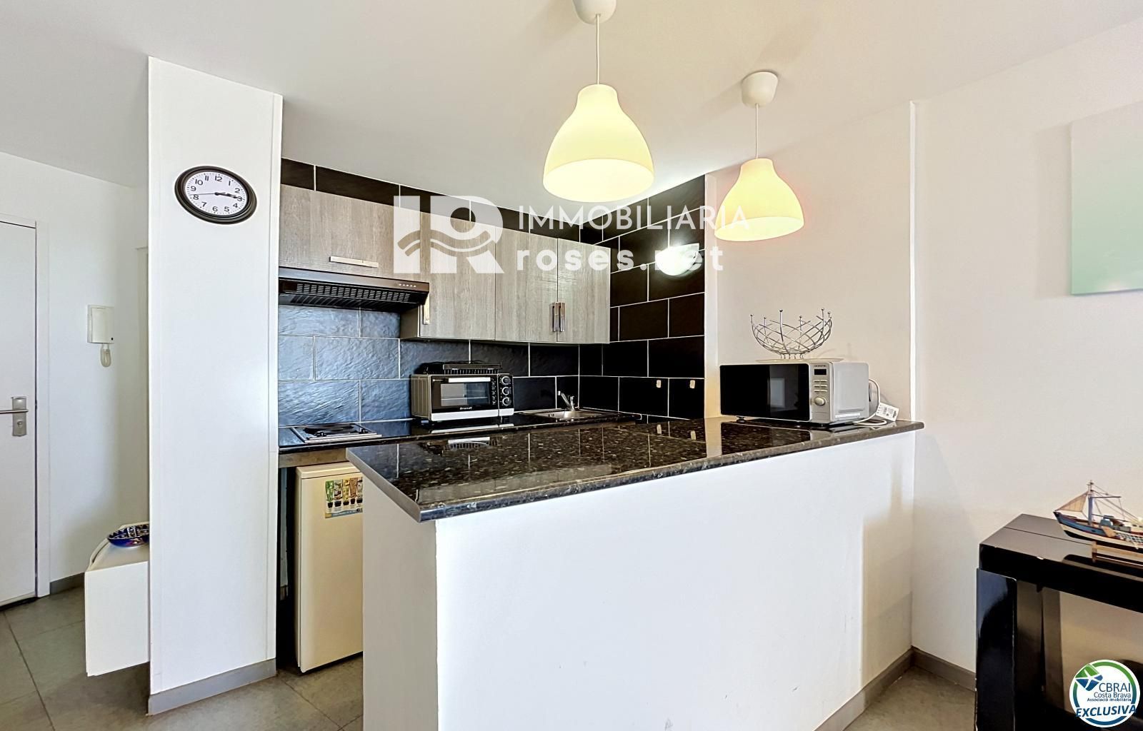 Apartamento reformado con vista al mar en primera línea de playa en Empuriabrava.