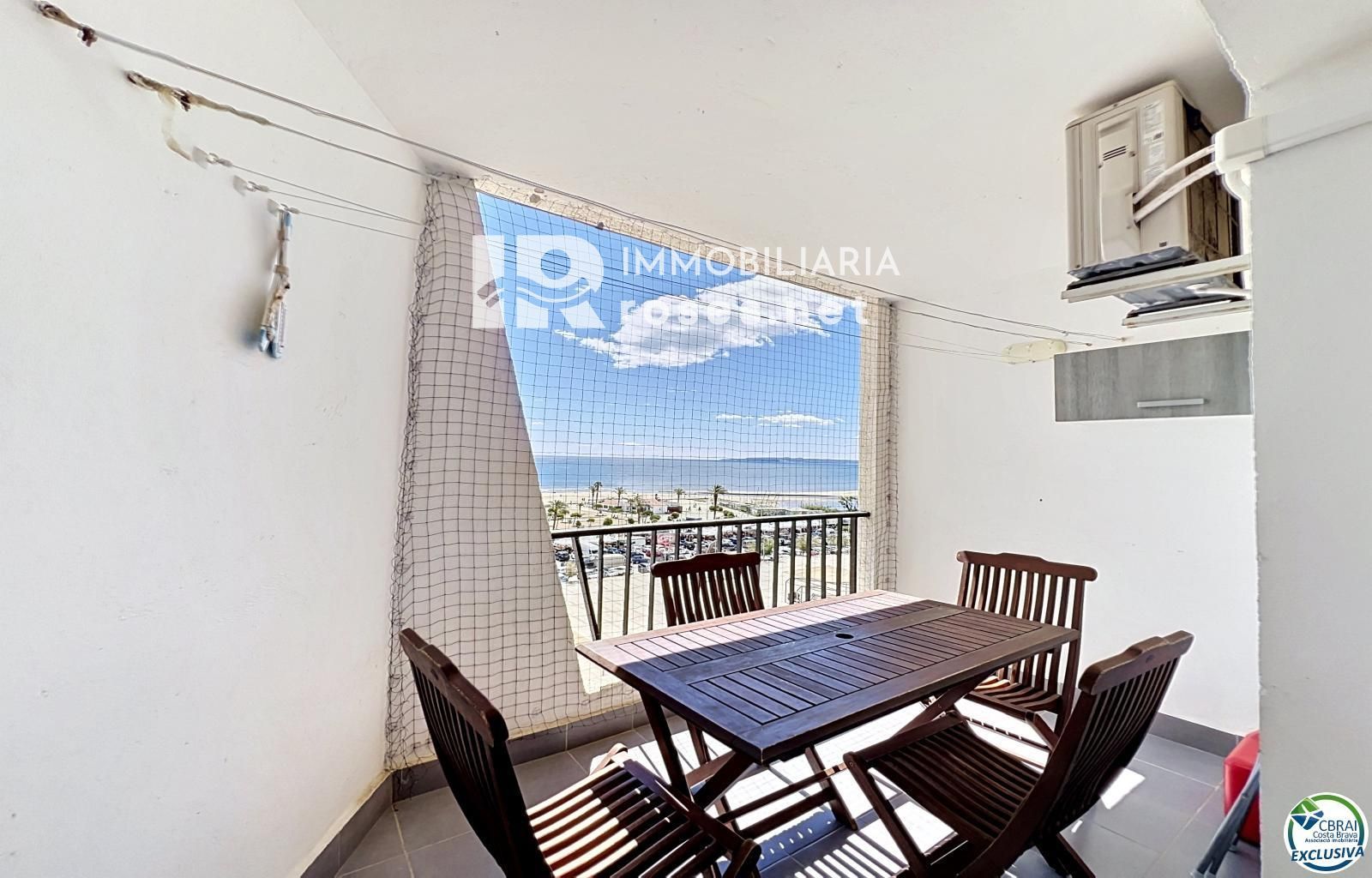 Apartamento reformado con vista al mar en primera línea de playa en Empuriabrava.