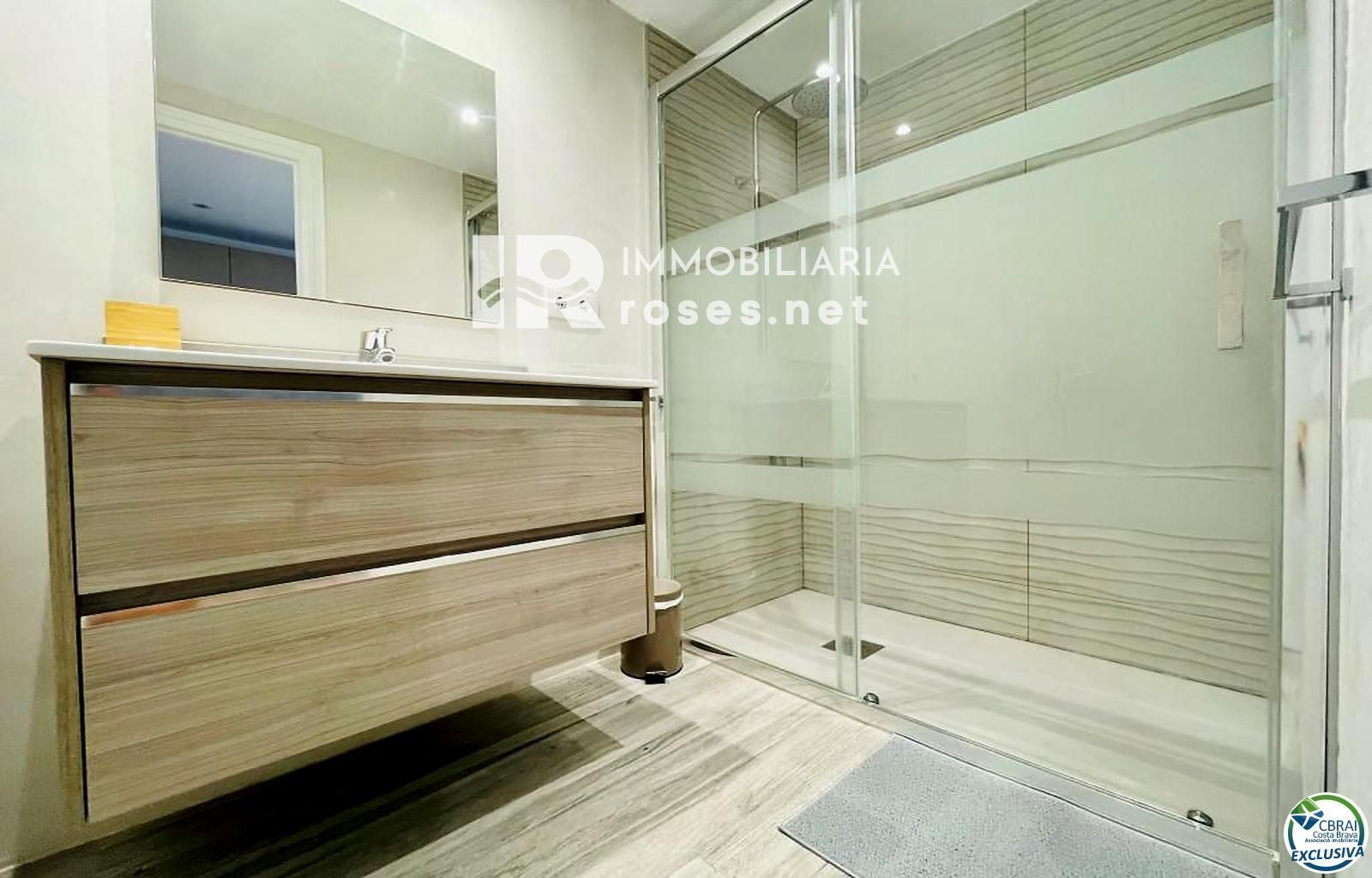 Apartamento renovado con terraza y vistas al canal y al mar - Foto 9
