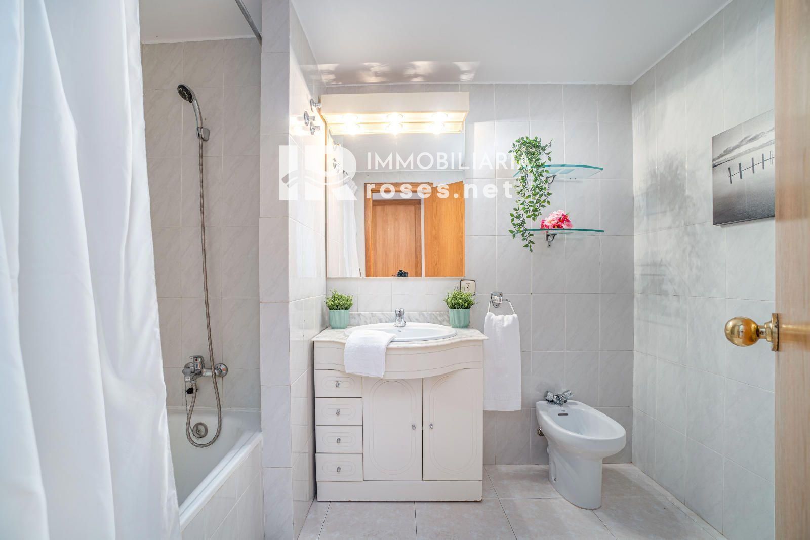 GRAN RESERVA Encantador apartamento a solo 50 metros de la playa, con piscinas, jardines comunitarios y licencia turística - Foto 13