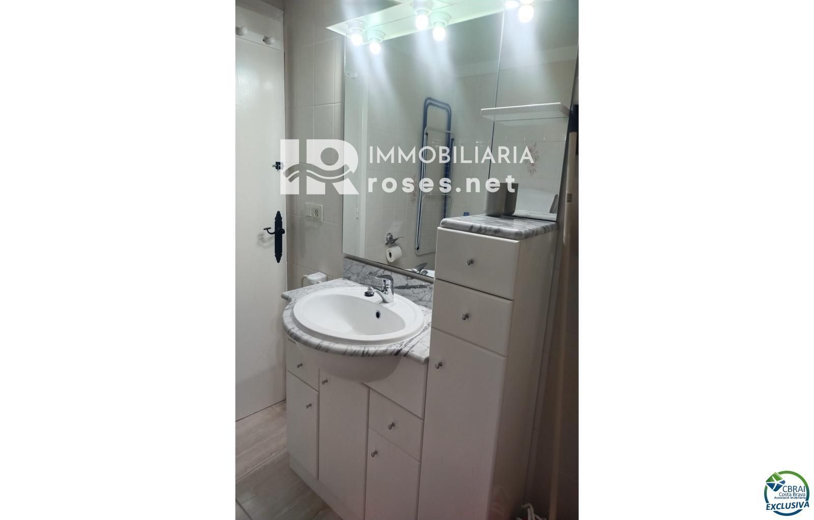 Apartamento agradable junto al lago San Maurici, con bonitas vistas al canal, piscina y jardines comunitarios. - Foto 8