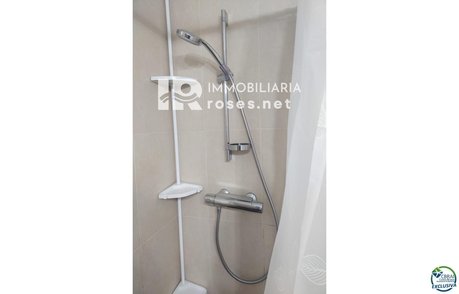 Apartamento agradable junto al lago San Maurici, con bonitas vistas al canal, piscina y jardines comunitarios. - Foto 9