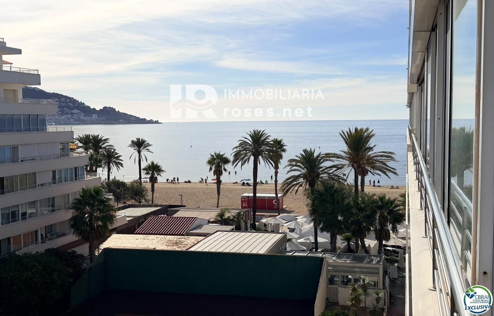 Primera línea, vista al mar, parking, piscinas y jardines sobre la playa. - Foto 3