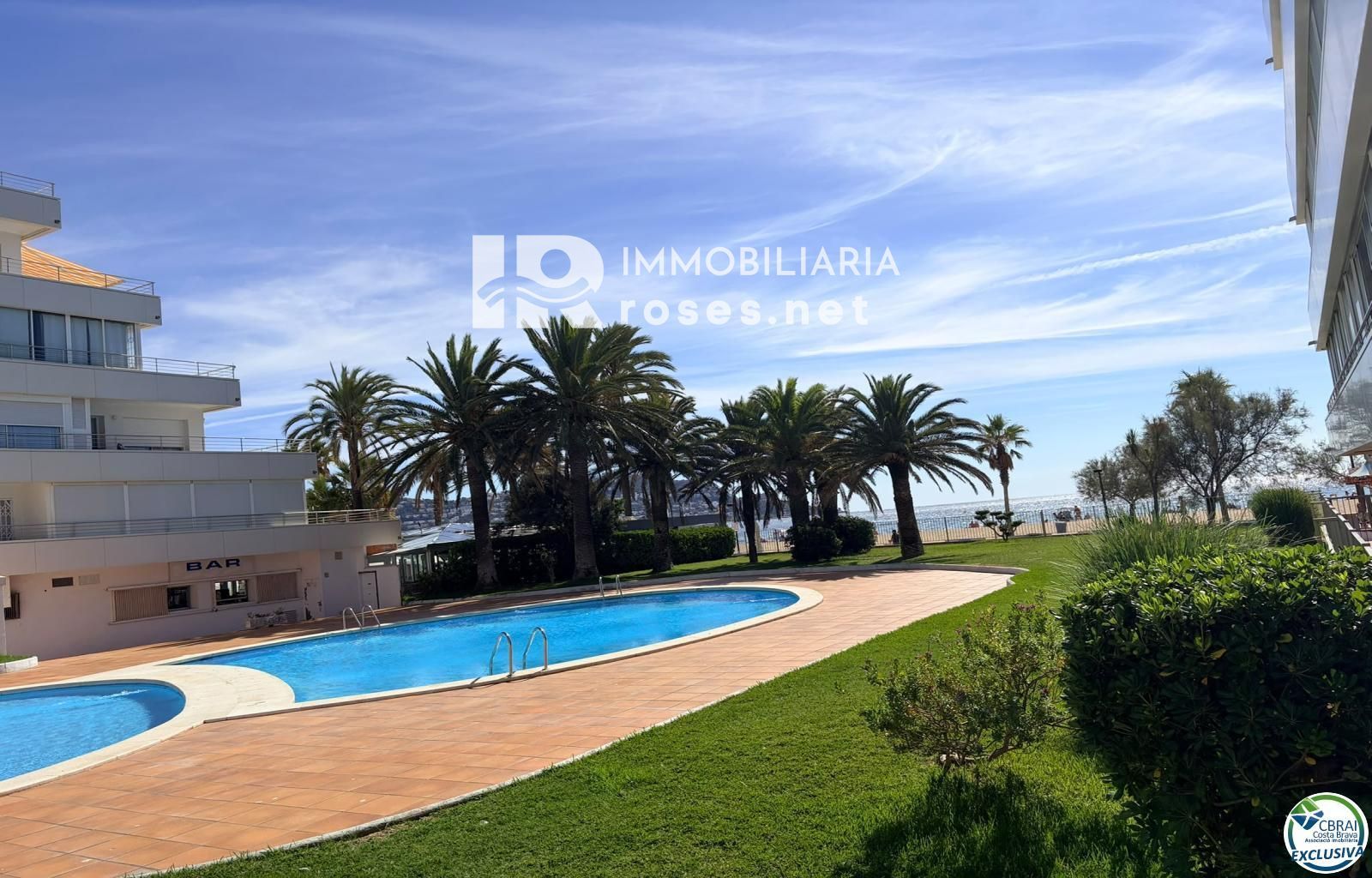 Primera línea, vista al mar, parking, piscinas y jardines sobre la playa. - Foto 6