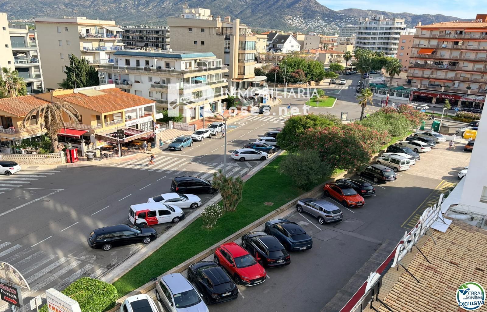 Primera línea, vista al mar, parking, piscinas y jardines sobre la playa. - Foto 7