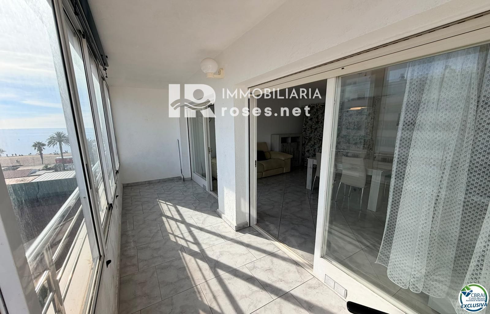 Primera línea, vista al mar, parking, piscinas y jardines sobre la playa. - Foto 8